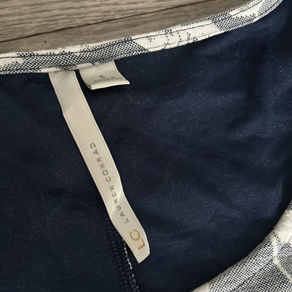 Beautiful dress by Lauren Conrad 🌺🍀🌺 - Picture 5 of 12